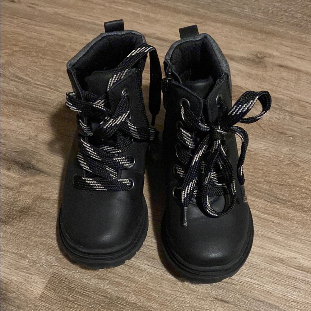 NWOT size 8 Cat and Jack boots.
